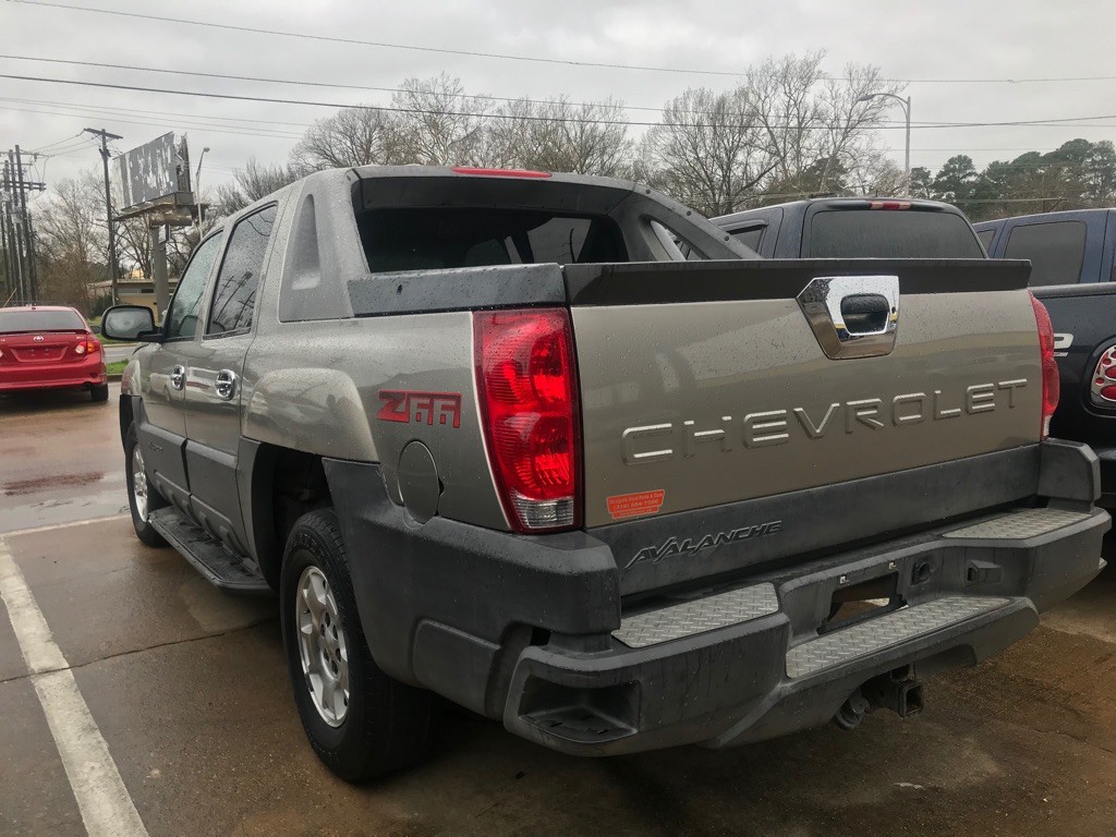 2003 Chevrolet Avalanche Image 2