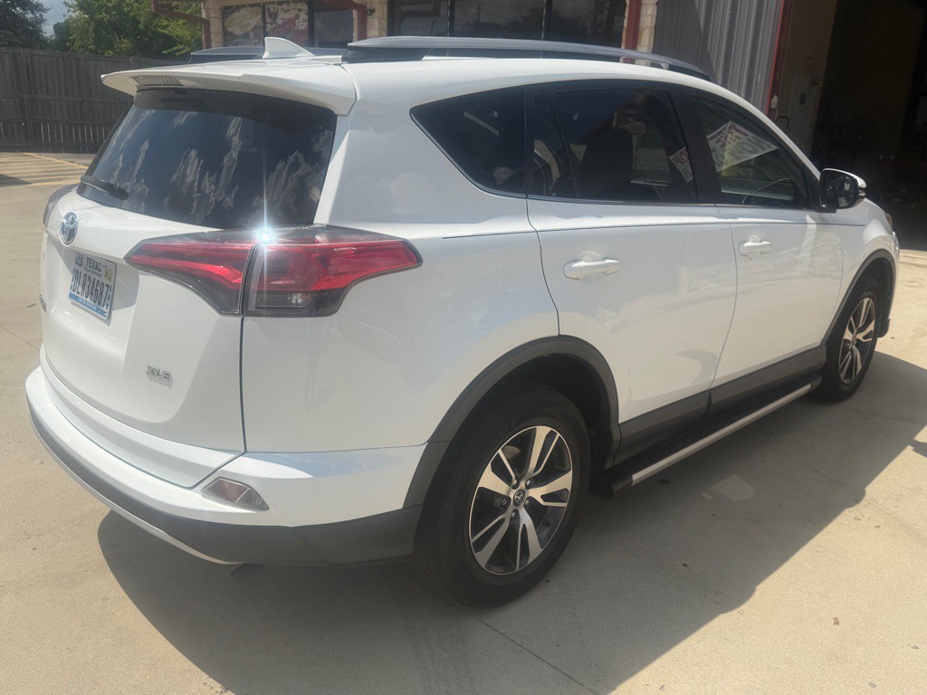 2017 Toyota Rav4 Image 3