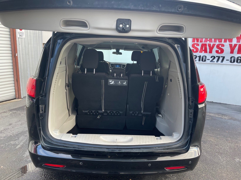 2018 Chrysler Pacifica Image 12