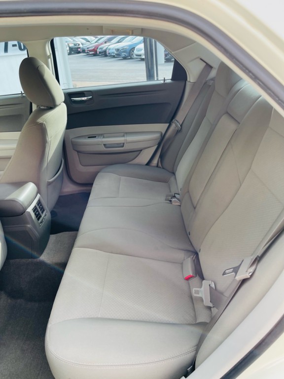 2008 Chrysler 300 Image 8