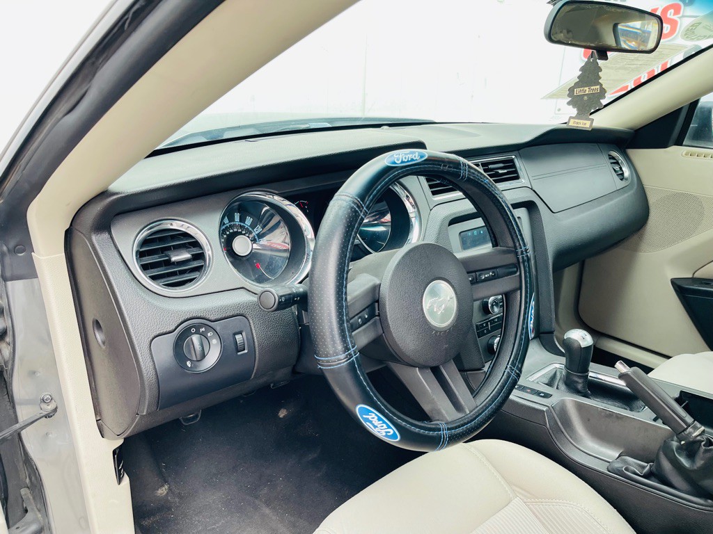 2010 Ford Mustang Image 18