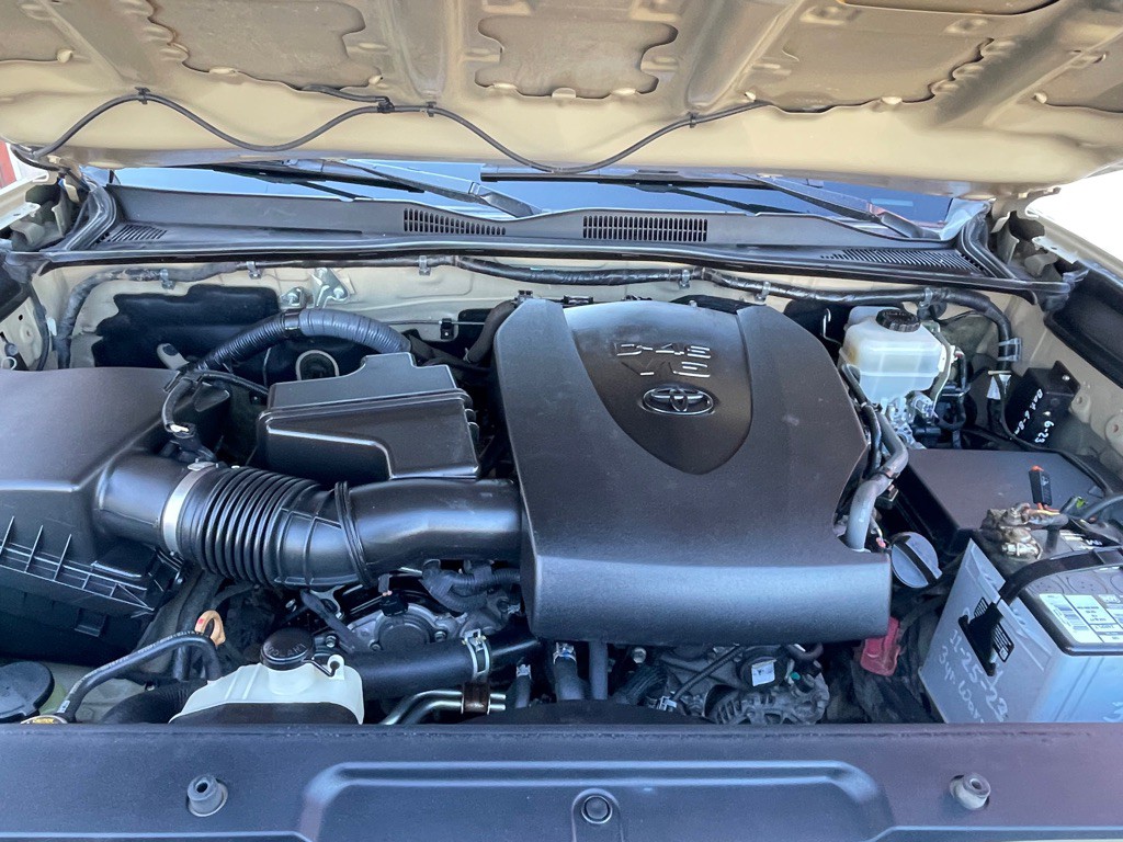 2017 Toyota Tacoma Image 2