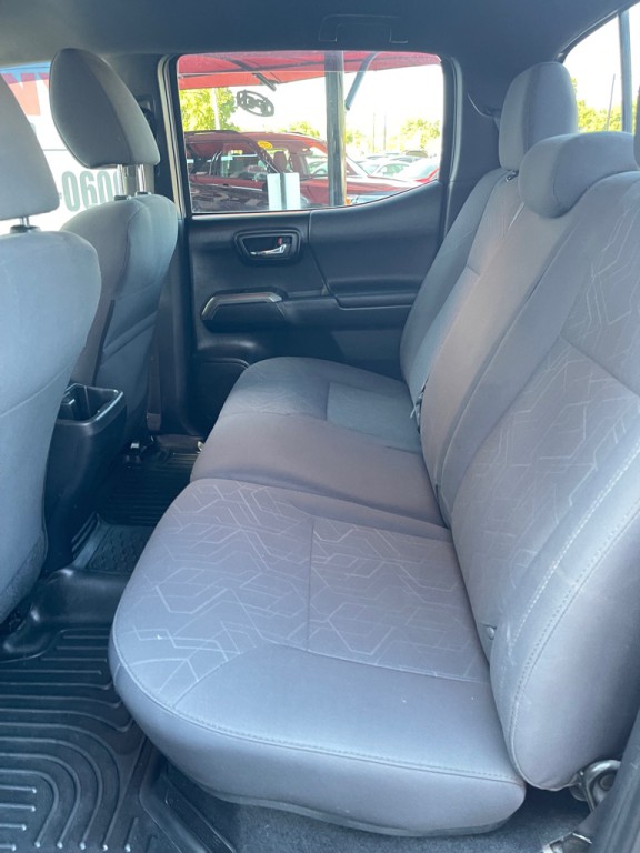 2017 Toyota Tacoma Image 11