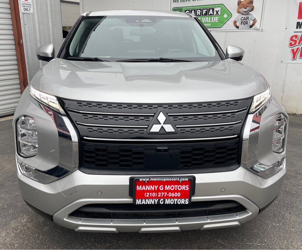 2022 Mitsubishi Outlander Image 2