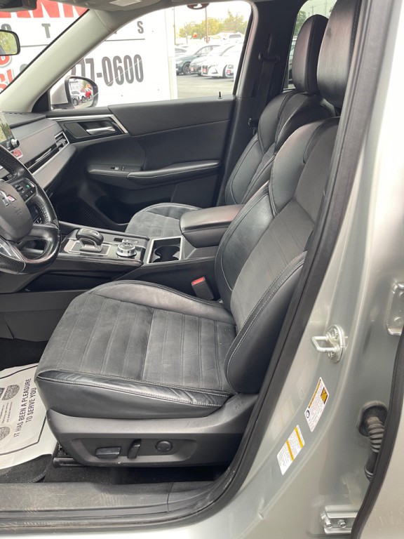 2022 Mitsubishi Outlander Image 9