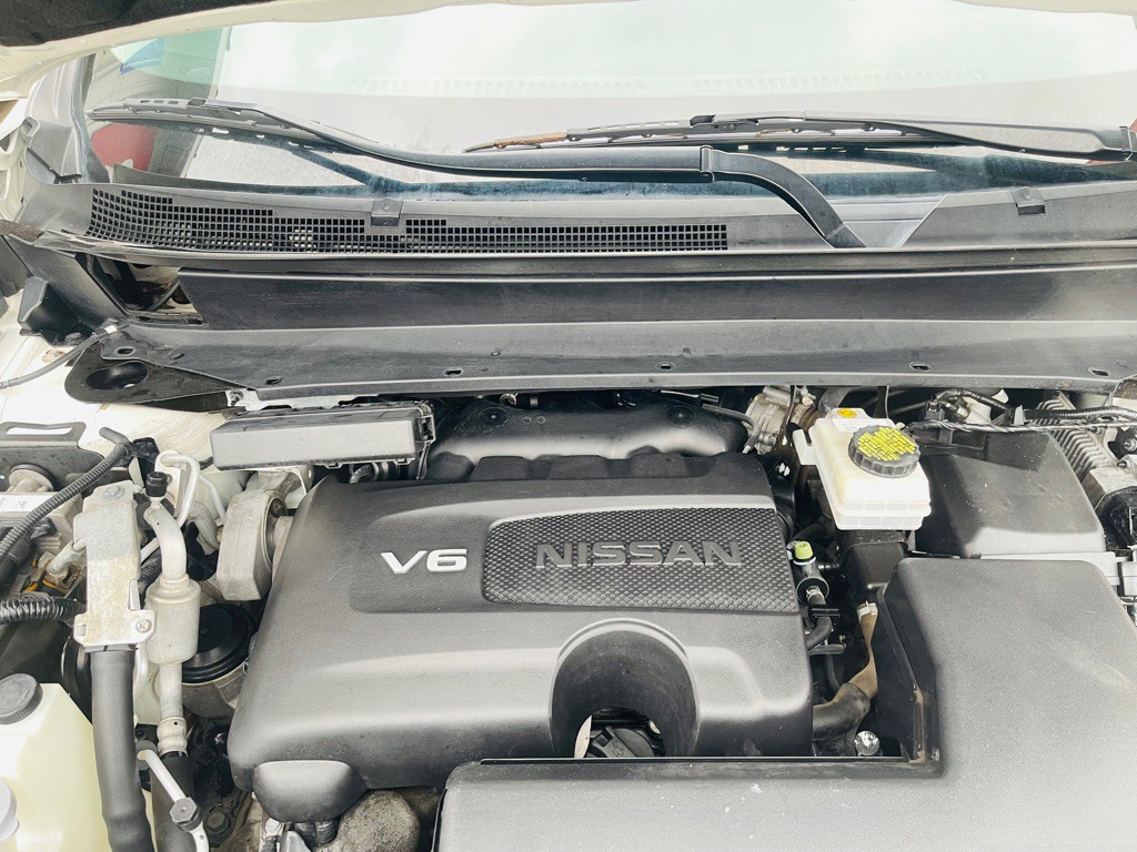 2017 Nissan Pathfinder Image 2