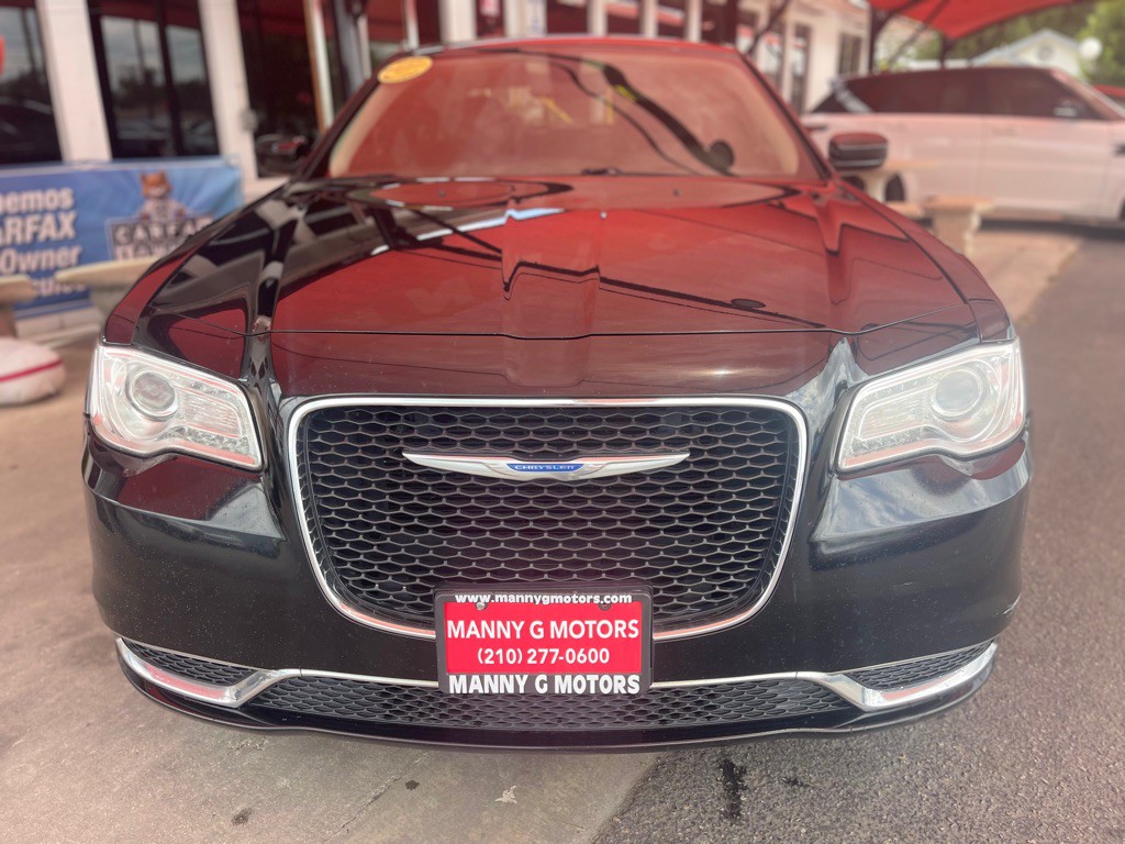 2018 Chrysler 300 Image 2