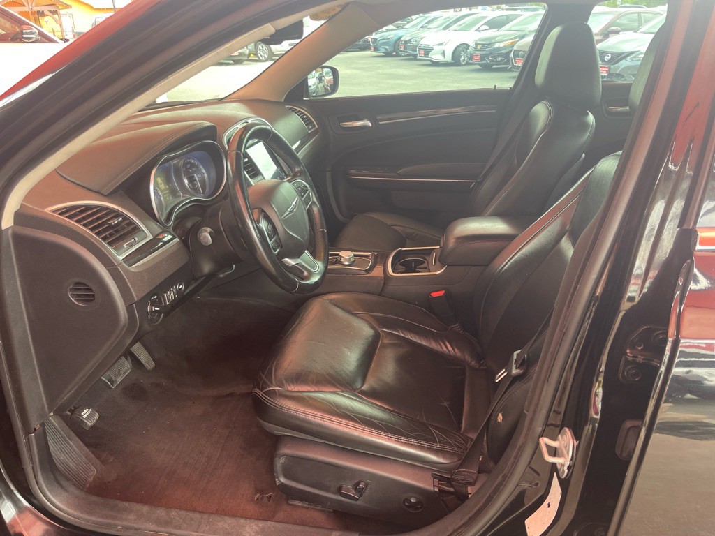 2018 Chrysler 300 Image 4
