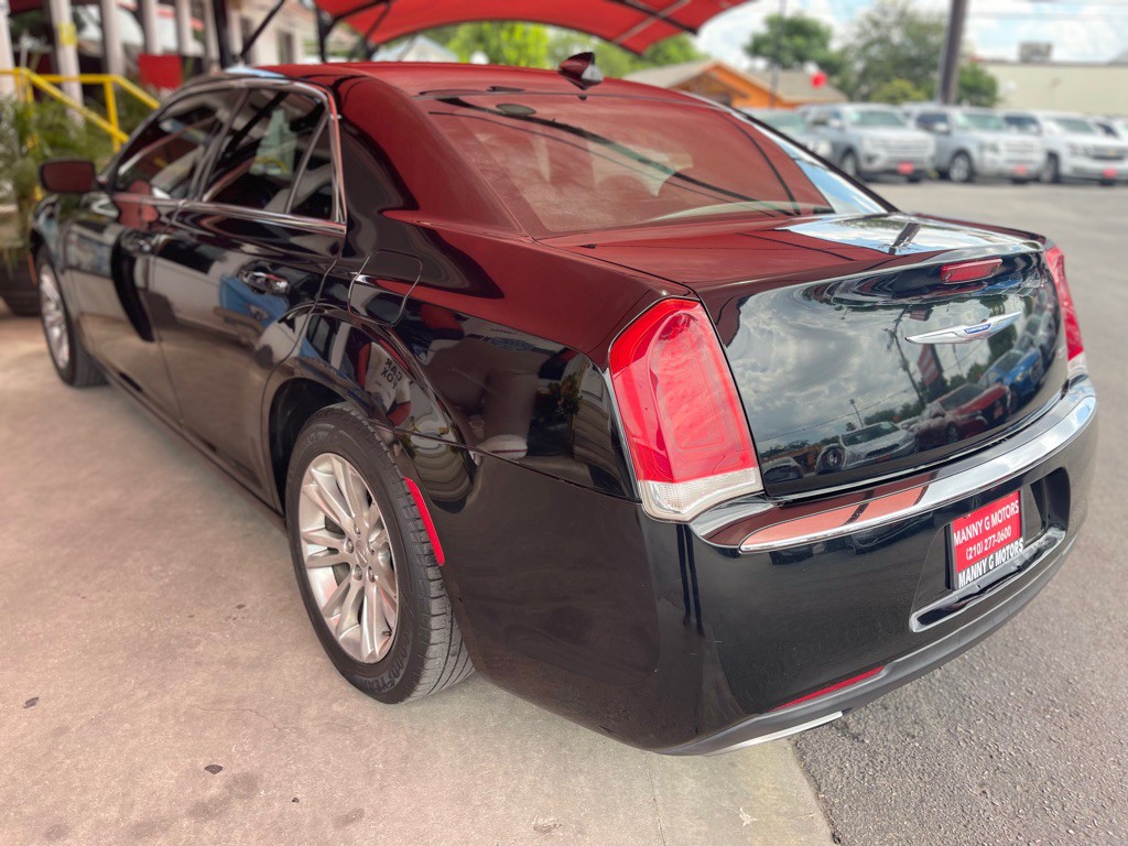 2018 Chrysler 300 Image 9