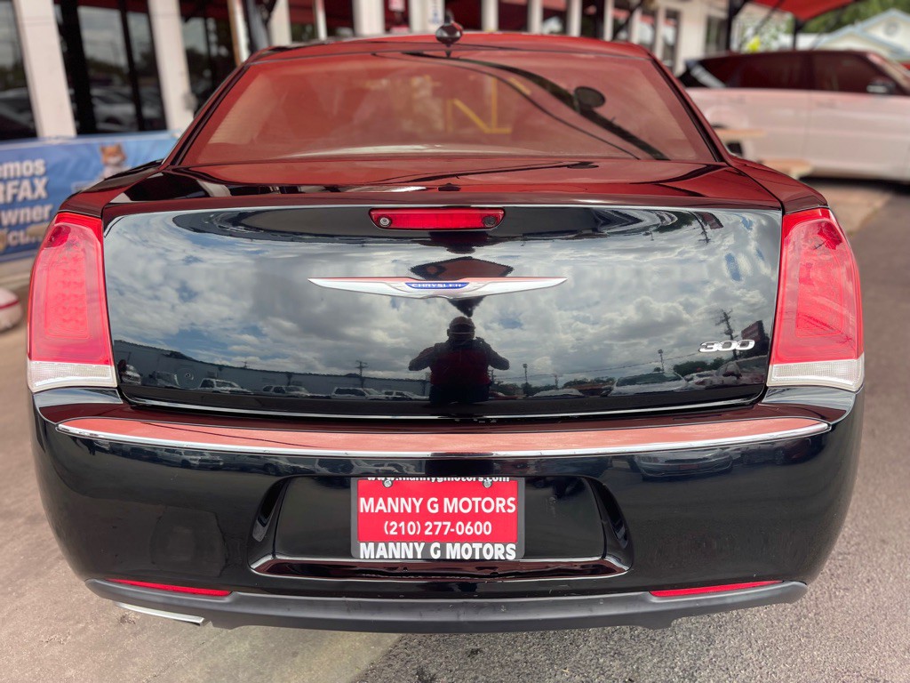 2018 Chrysler 300 Image 10