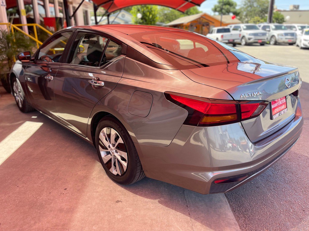 2022 Nissan Altima Image 10