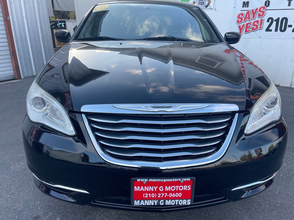 2012 Chrysler 200 Image 2