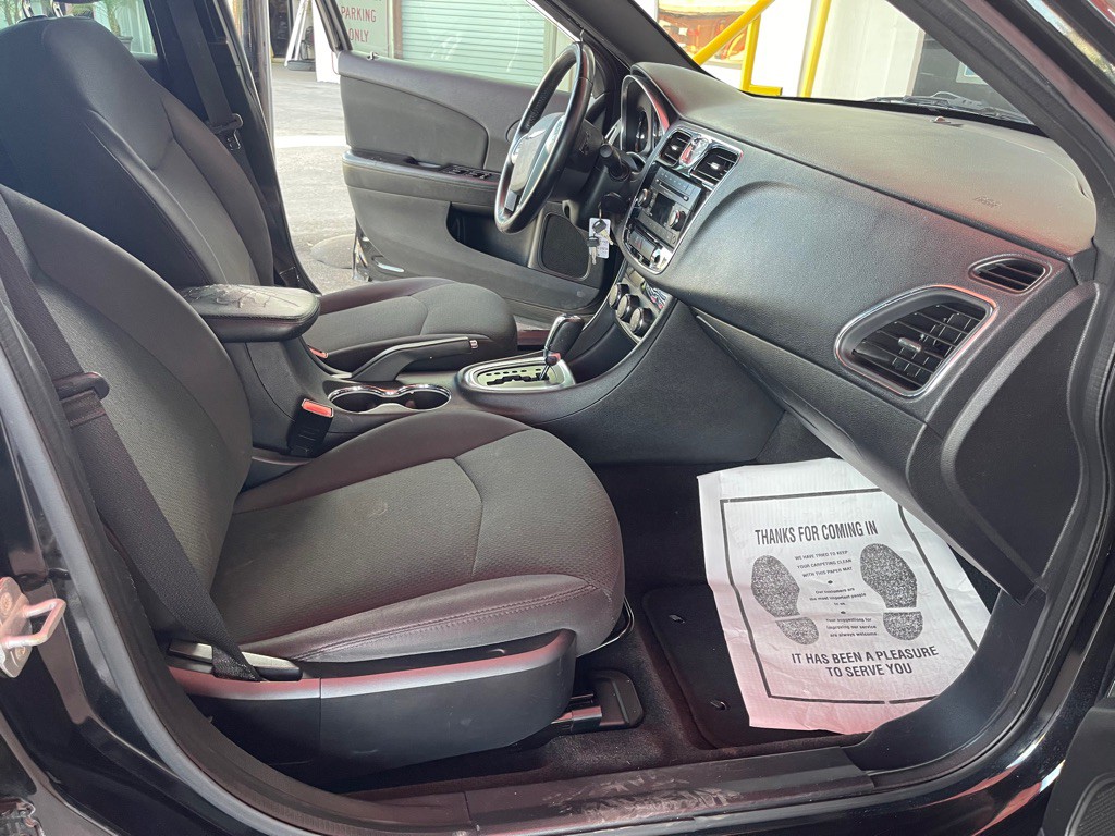 2012 Chrysler 200 Image 9