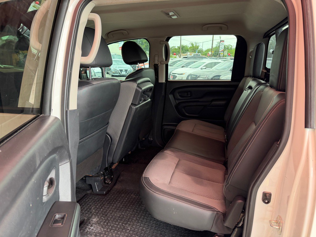 2017 Nissan Titan Image 5