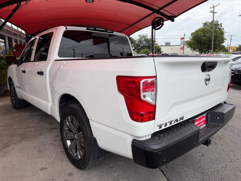 2017 Nissan Titan Image 11