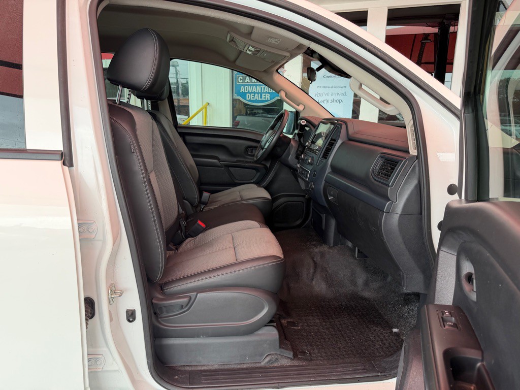2017 Nissan Titan Image 14