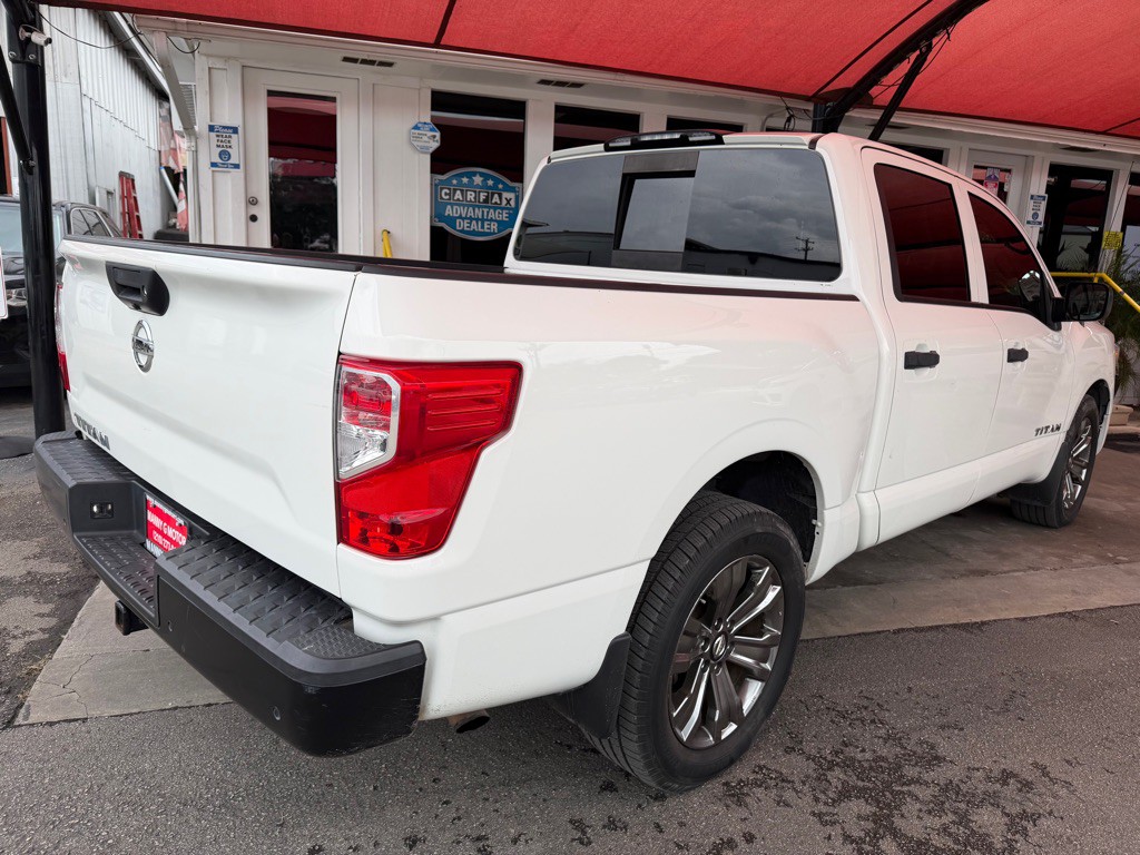 2017 Nissan Titan Image 18