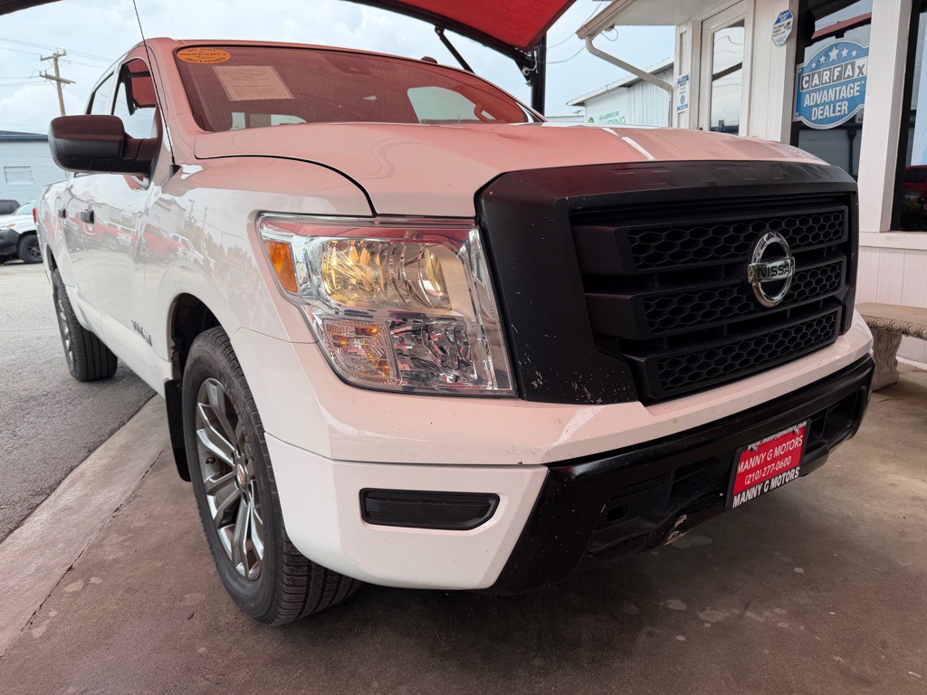 2017 Nissan Titan Image 19