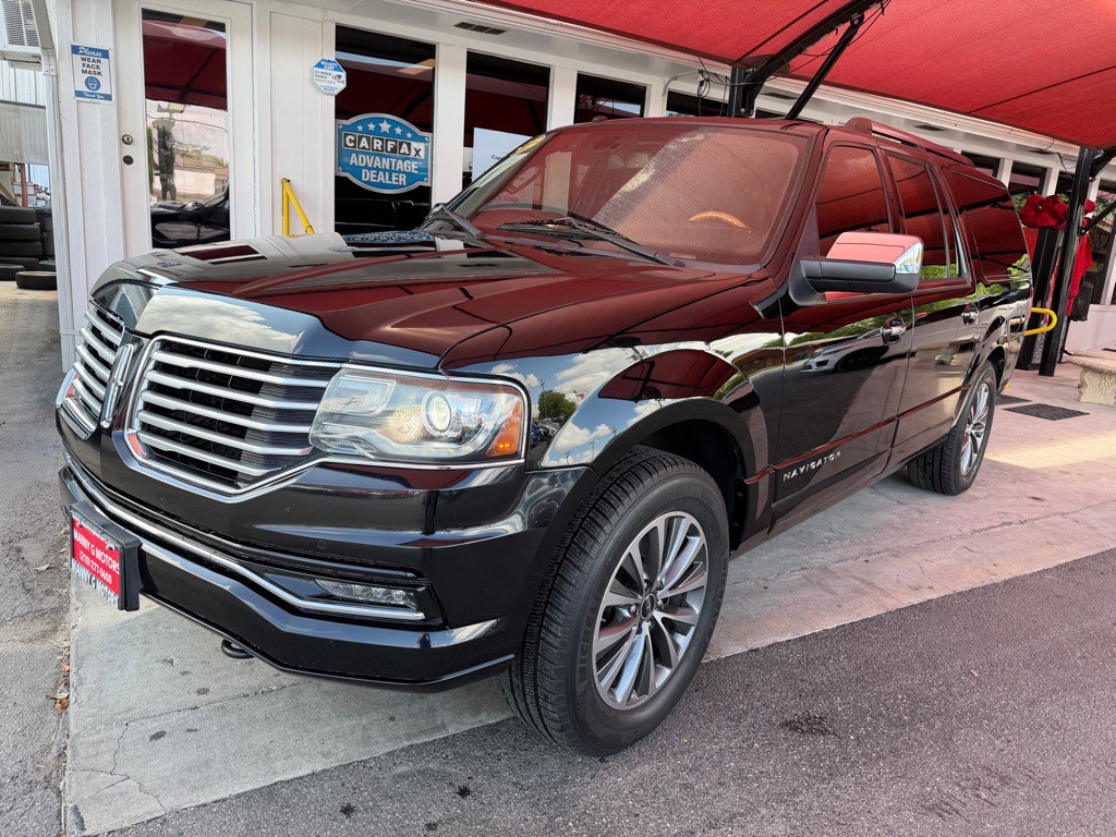 2017 Lincoln Navigator Image 2