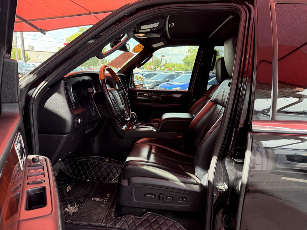 2017 Lincoln Navigator Image 3
