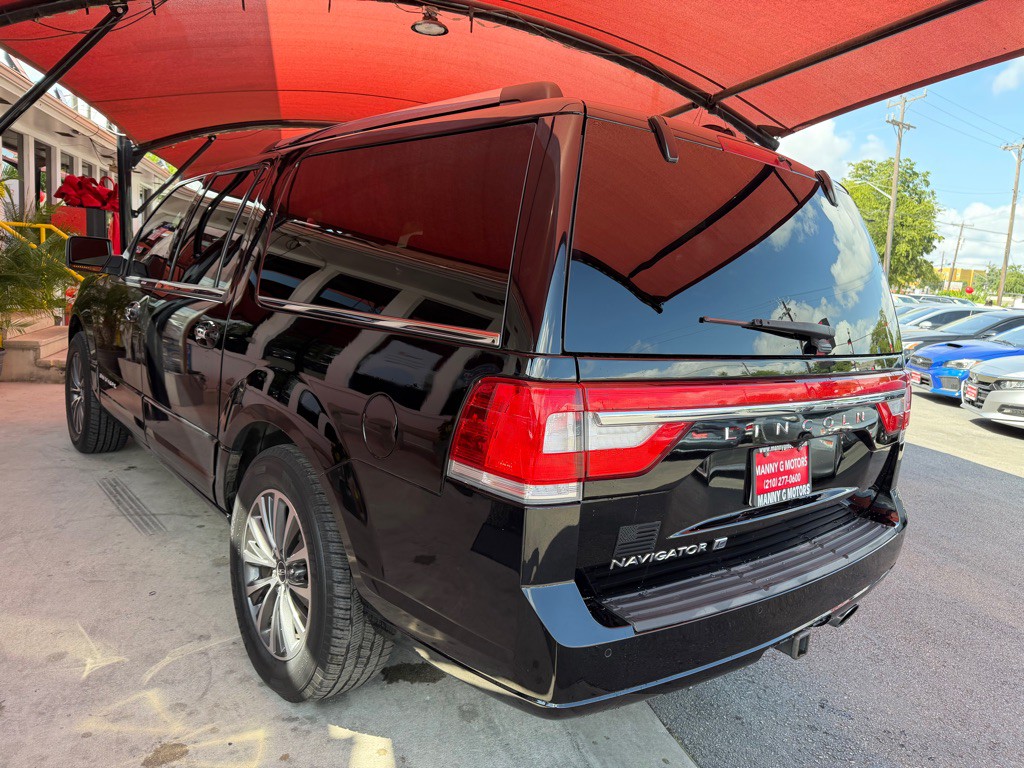2017 Lincoln Navigator Image 13