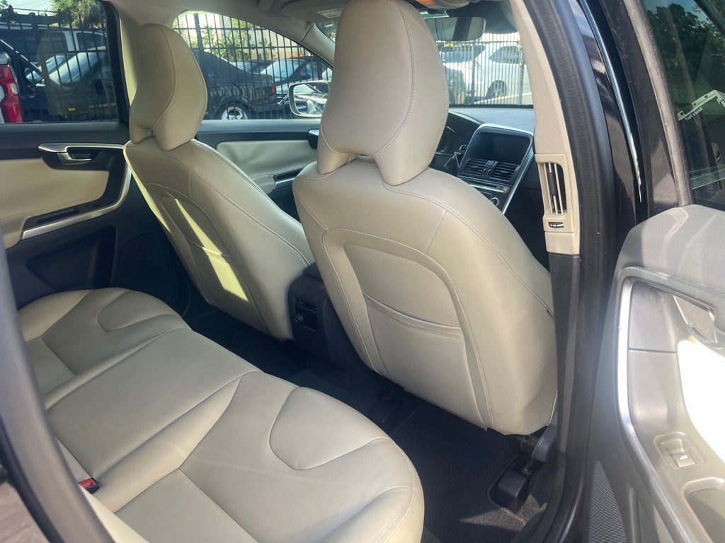 2016 Volvo XC60 Image 10