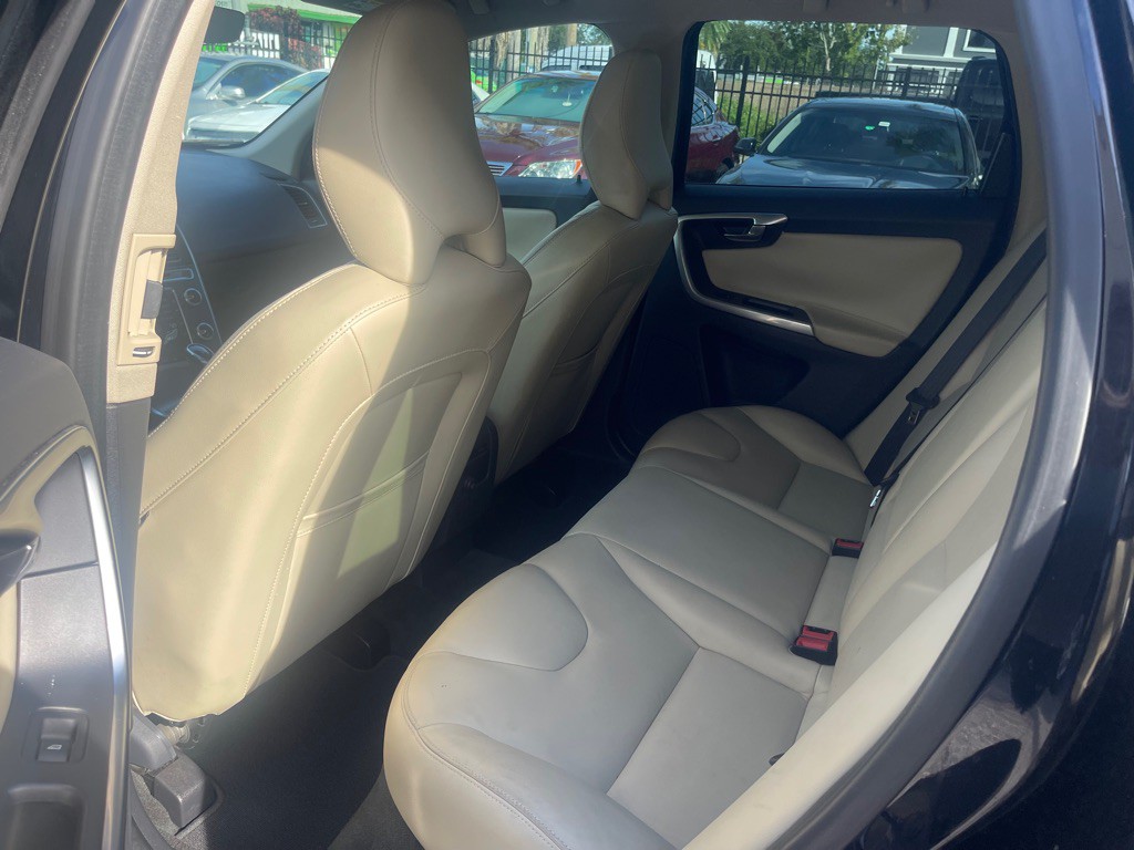 2016 Volvo XC60 Image 11