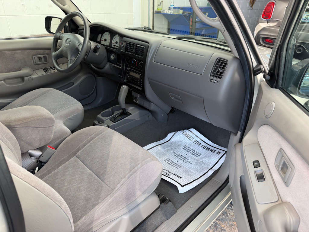 2004 Toyota Tacoma Image 9