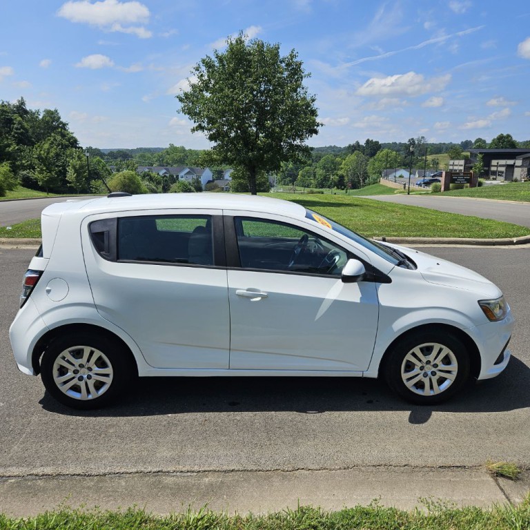 2017 Chevrolet Sonic Image 3