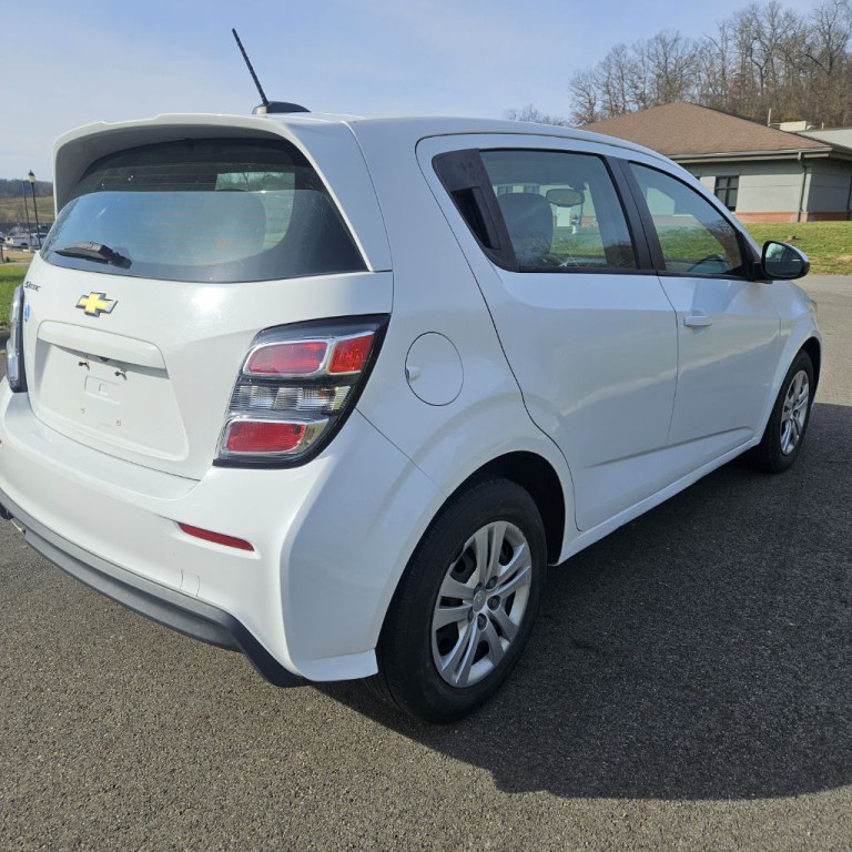 2017 Chevrolet Sonic Image 2
