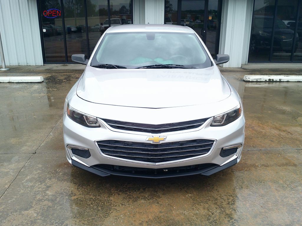 2017 Chevrolet Malibu Image 2
