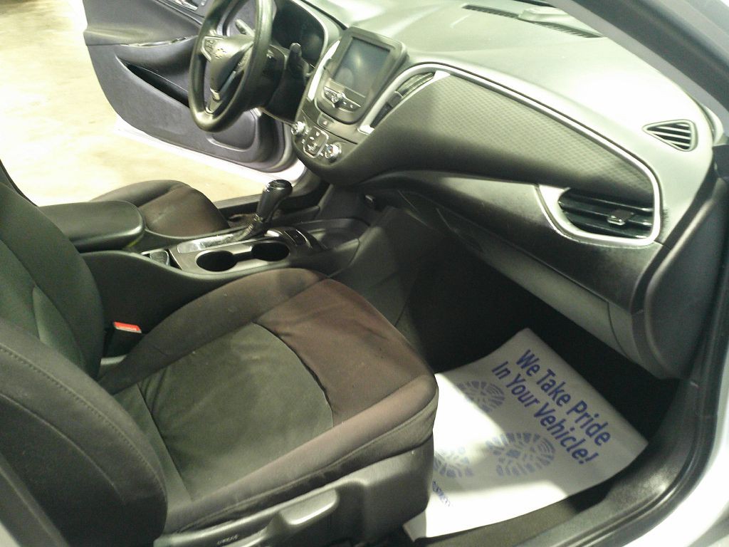 2017 Chevrolet Malibu Image 14
