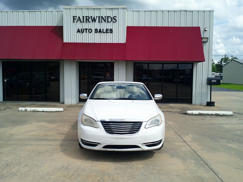 2013 Chrysler 200 Image 1