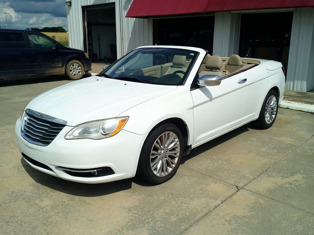 2013 Chrysler 200 Image 2