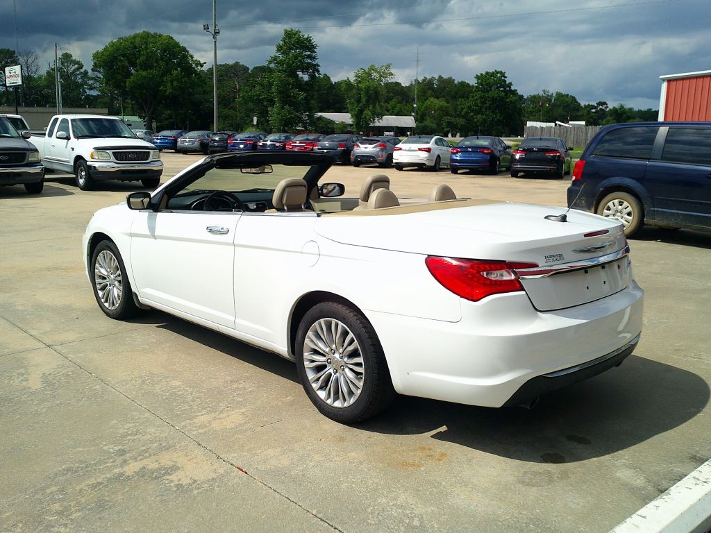 2013 Chrysler 200 Image 3
