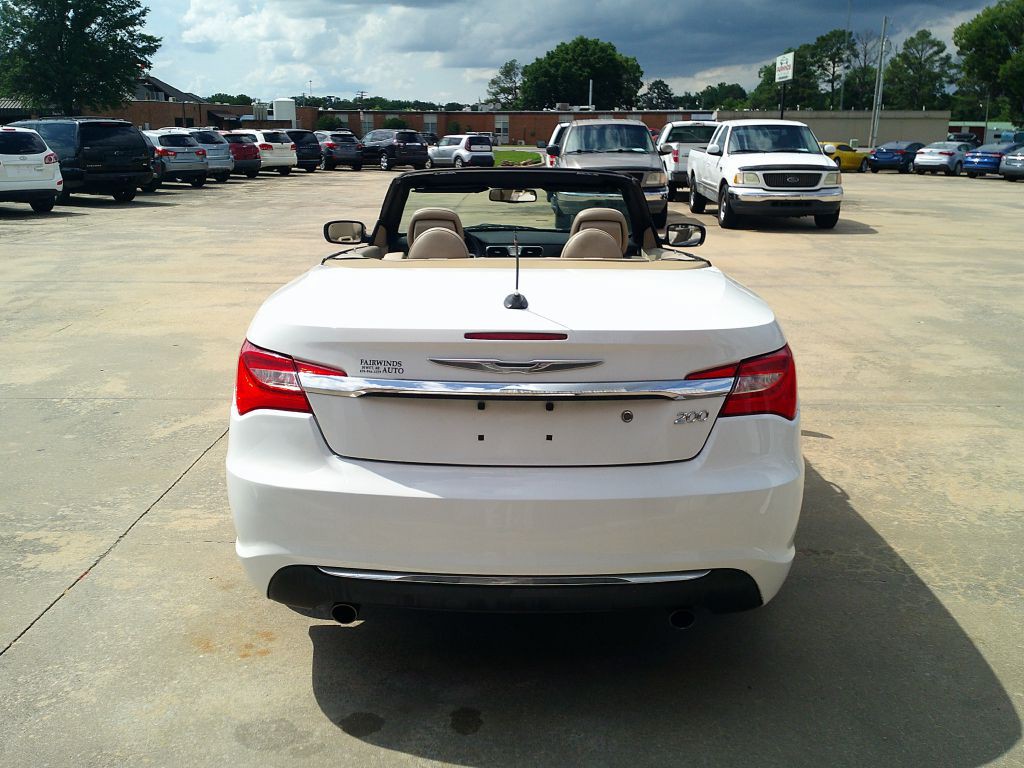 2013 Chrysler 200 Image 4