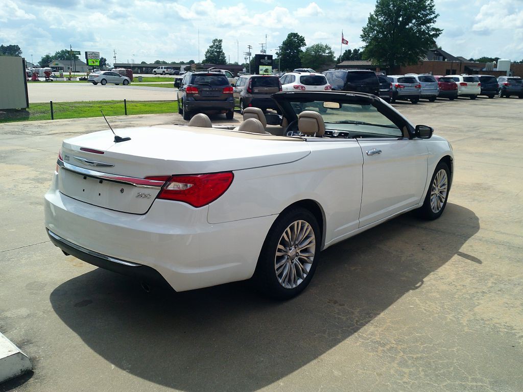 2013 Chrysler 200 Image 5