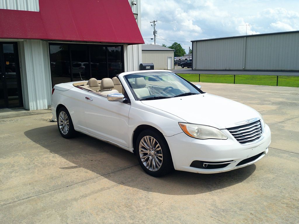 2013 Chrysler 200 Image 6