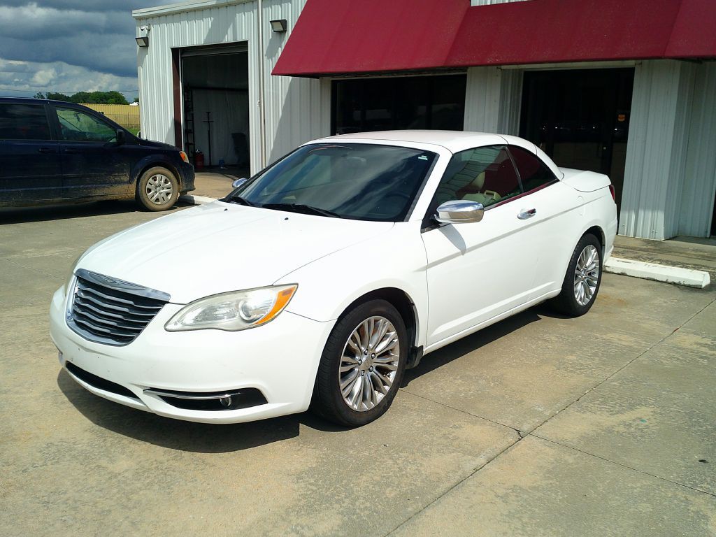 2013 Chrysler 200 Image 8
