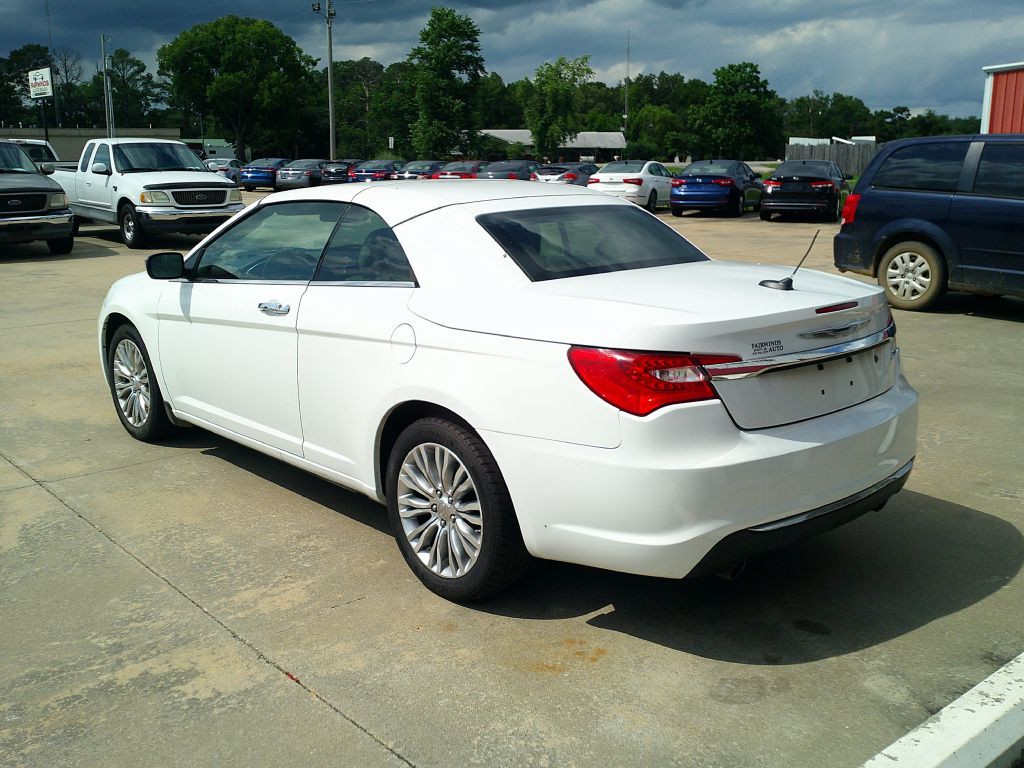 2013 Chrysler 200 Image 9