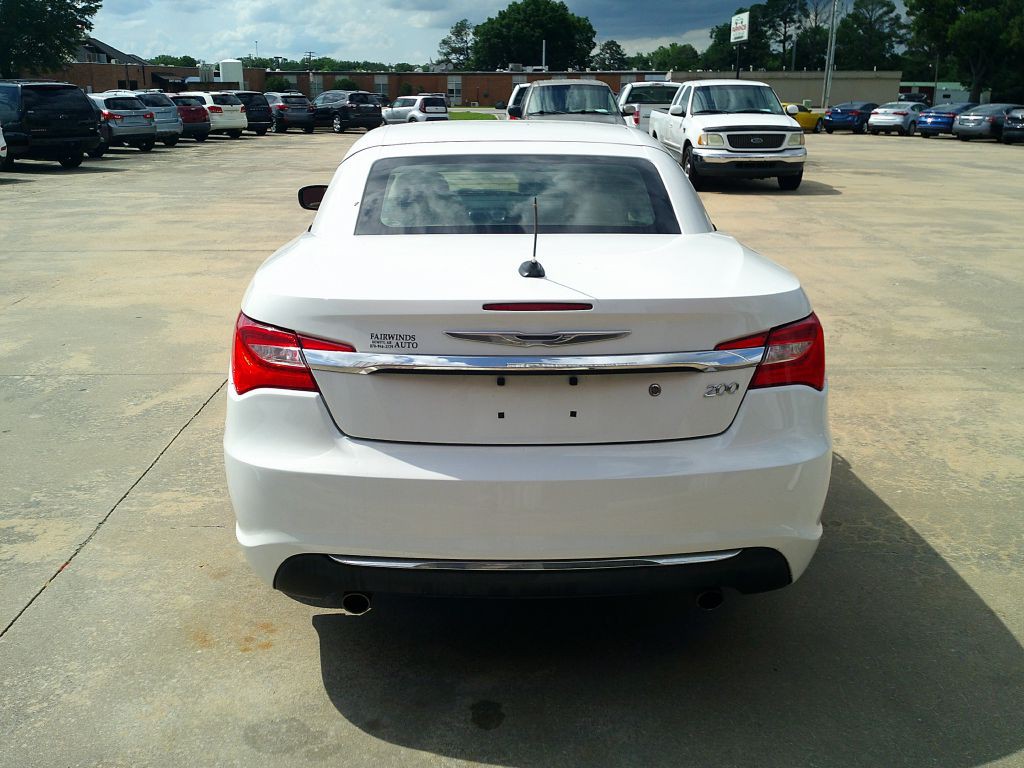 2013 Chrysler 200 Image 10