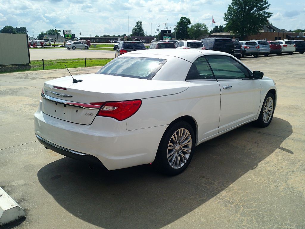 2013 Chrysler 200 Image 11