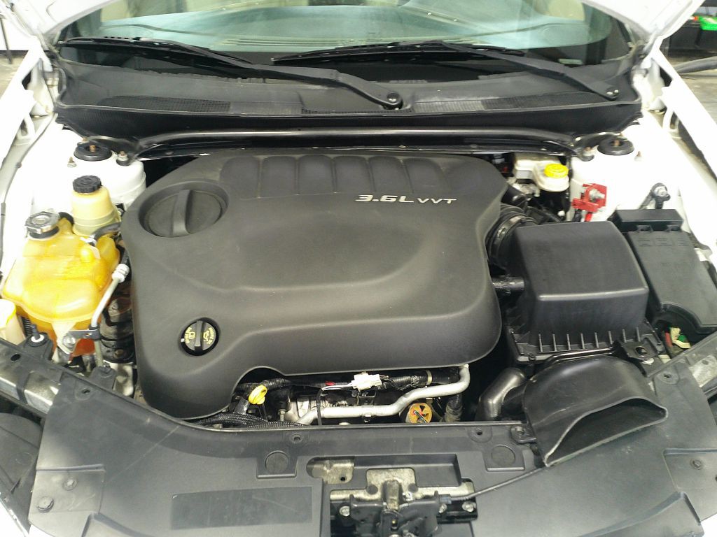 2013 Chrysler 200 Image 13