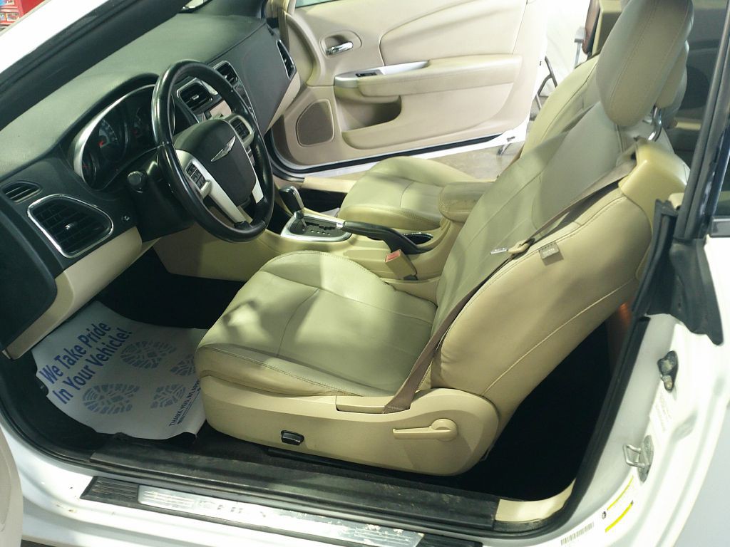 2013 Chrysler 200 Image 15