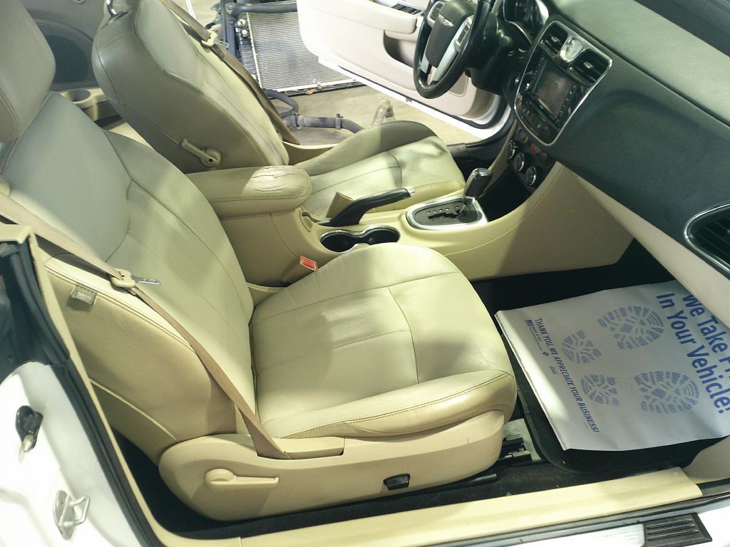 2013 Chrysler 200 Image 18