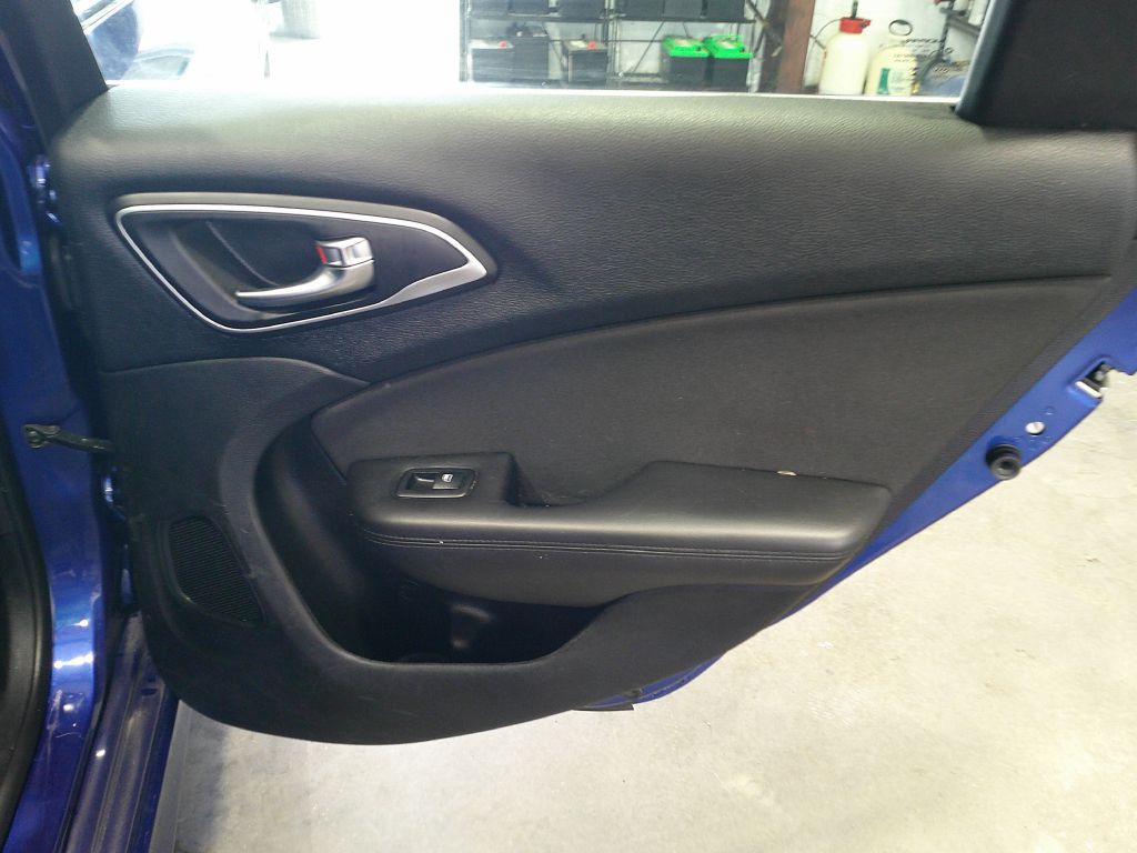 2015 Chrysler 200 Image 12