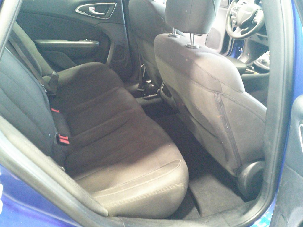 2015 Chrysler 200 Image 13