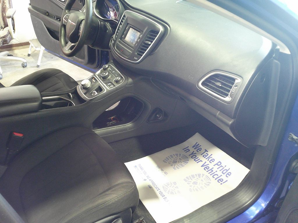2015 Chrysler 200 Image 15