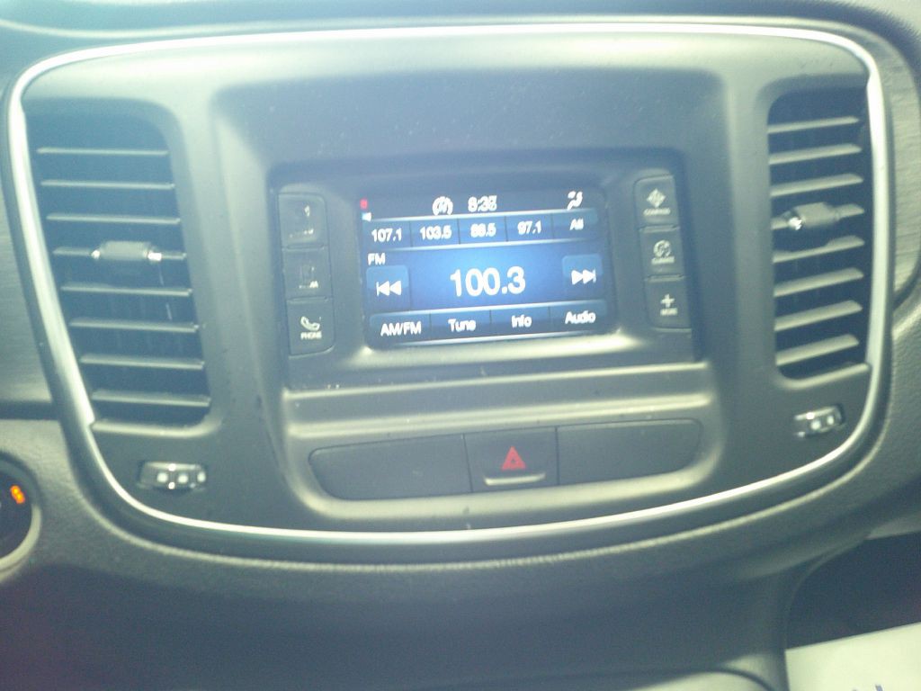 2015 Chrysler 200 Image 17