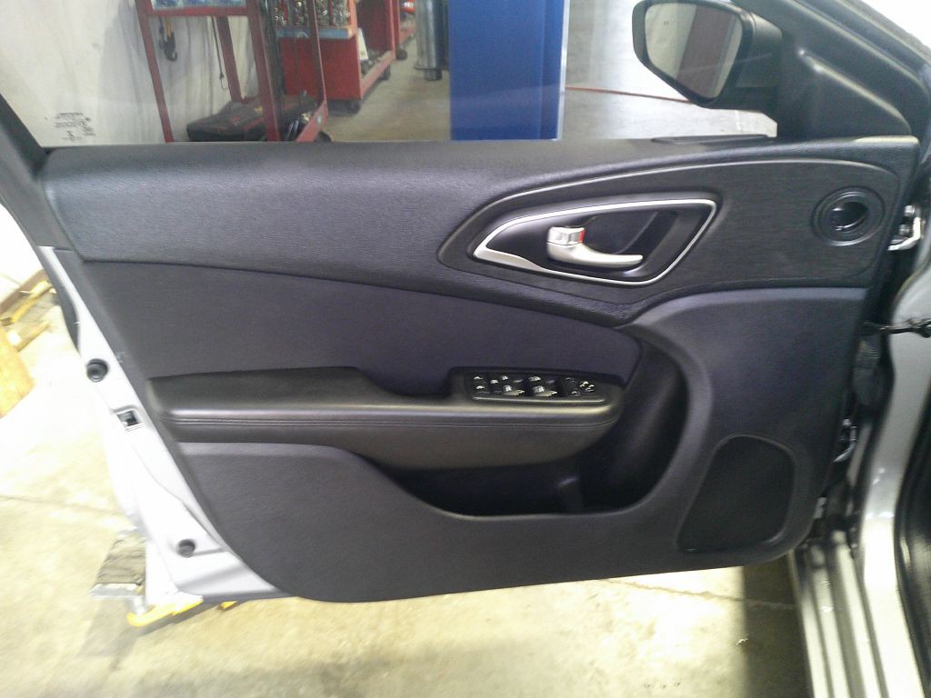 2015 Chrysler 200 Image 8